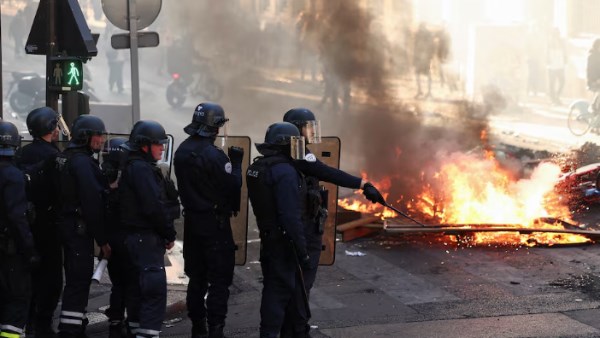 الحكومات الأوروبية تحذر مواطنيها من السفر إلى فرنسا بعد أعمال الشغب الحكومات الأوروبية تحذر مواطنيها من السفر إلى فرنسا بعد أعمال الشغب