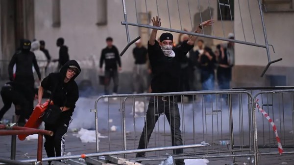 احتجاجات عنيفة في ميلانو