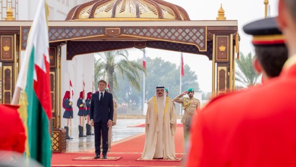 ملك البحرين يستقبل الرئيس الفرنسي 