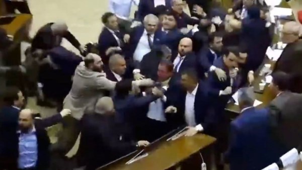 خنافة داخل برلمان أرمينيا