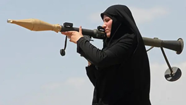 سيدة إيرانية تحمل السلاح