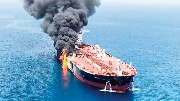 الحرس الثوري يحذر ناقلة في مضيق هرمز من مواصلة الإبحار ويهدد باستهدافها الحرس الثوري يحذر ناقلة في مضيق هرمز من مواصلة الإبحار ويهدد باستهدافها