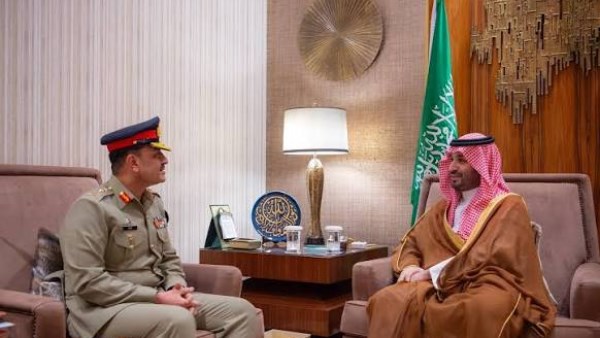 ولي العهد السعودي وقائد الجيش الباكستاني