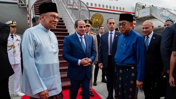 الرئيس السيسي لدى وصوله ماليزيا