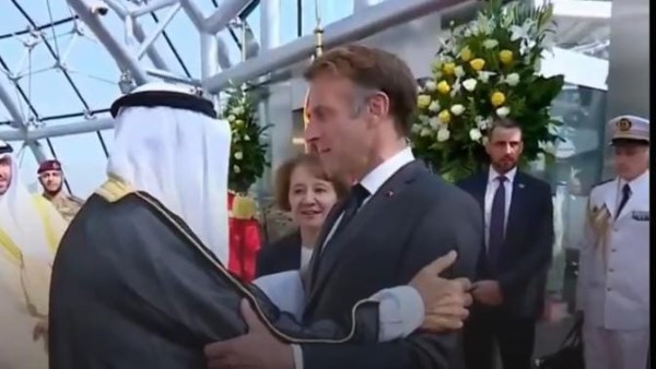 ماكرون يصل الكويت