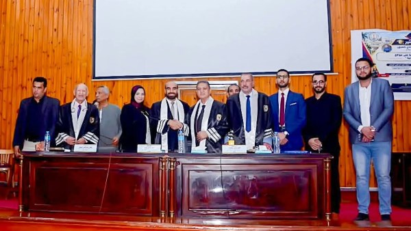 لجنة المناقشة والإشراف مع الباحث