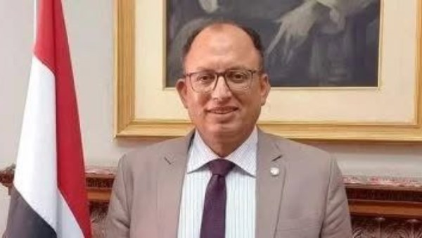 لأستاذ الدكتور السيد قنديل رئيس الجامعة