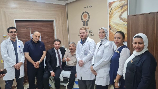 السفير الفلسطيني يطمئن على رحلة علاج الصحفي زكريا التلمس