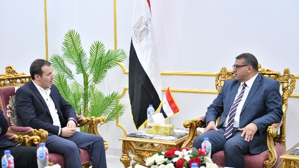 محافظ قنا يبحث مع رئيس هيئة الإسعاف 