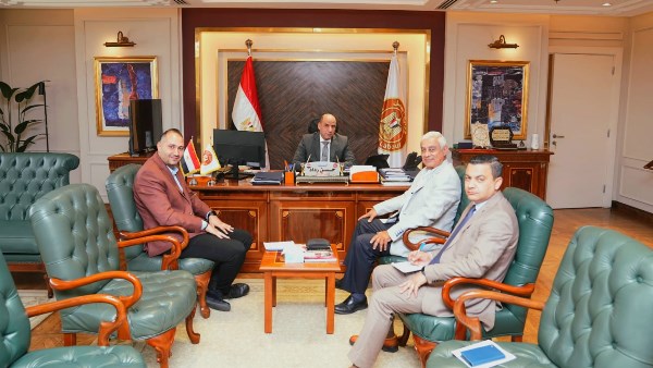 وزير العمل مع مسئولي الشركة موفرة الفرص