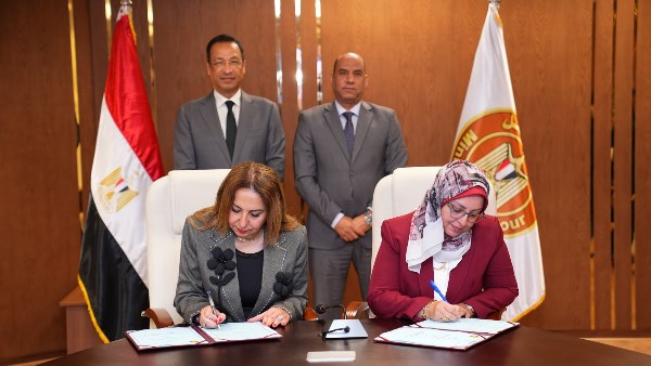 ووزيرا العمل والإتصالات يشهدان توقيع الاتفاقية