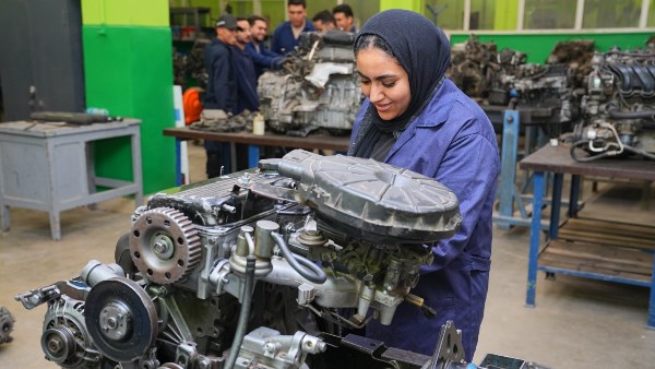 فتاة تعمل بمهنة الميكانيكا