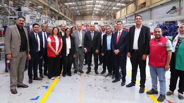 وزير العمل خلال زيارة لأحد المصانع