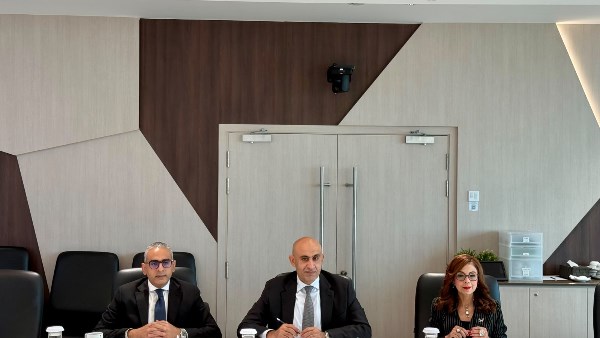 وزير التعليم خلال زيارته إلى سنغافورة 