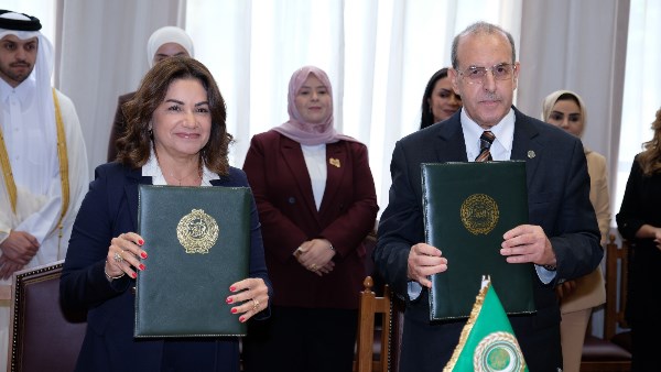 جانب من توقيع البروتوكول 