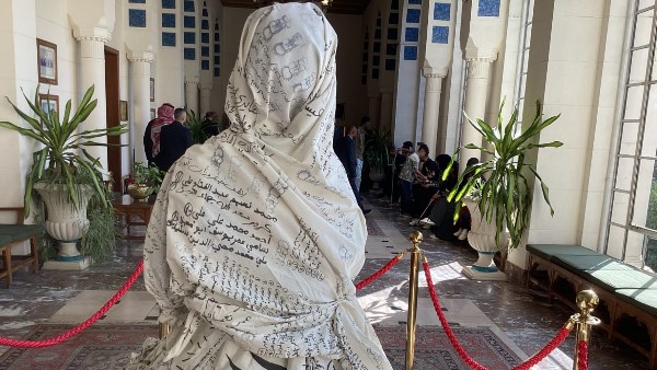 مجسم على هيئة فستان زفاف يحمل اسماء شهداء الإبادة الجماعية 
