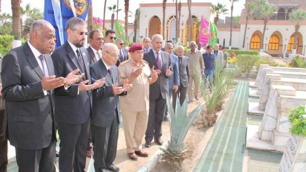 السفير الليبي يزور مقابر الشهداء العرب بالقاهرة 