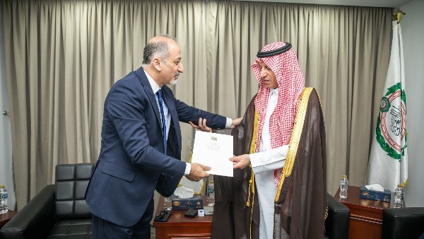 مندوب فلسطين يسلم رئيس البرلمان العربي رسالة شكر من أبو مازن 