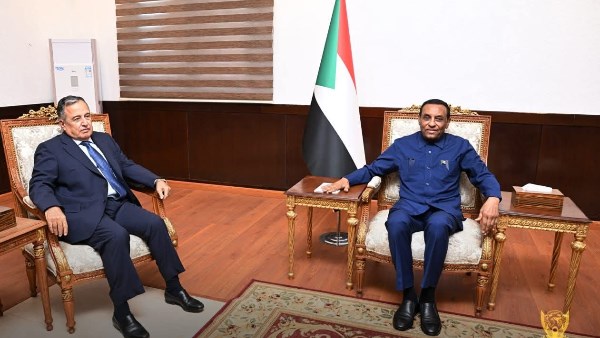 لقاء نبيل فهمي ورئيس الوزراء السوداني 
