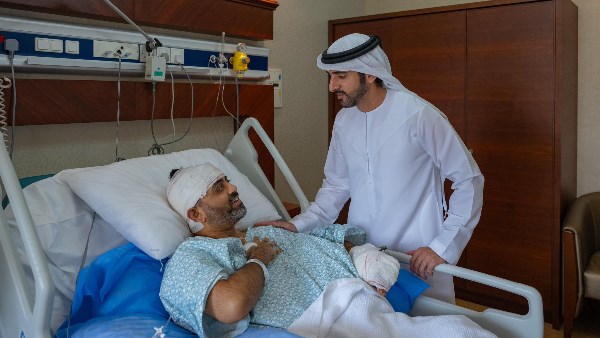حمدان بن راشد يزور قائد رحلة فلاي دبي بالمستشفى ويشيد بشجاعته
