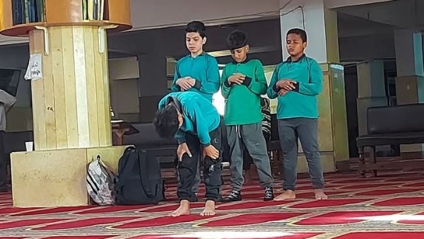 الطلاب فى المسجد