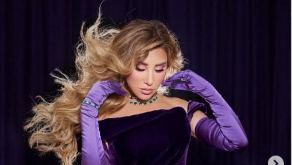 ناقد موضة يعلق على فستان نجوى كرم في دبي.. ماذا قال؟