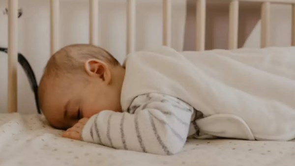  وفاة مفاجئة للرضع مرتبطة بنوم غير آمن