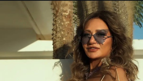 ليلي علوي تبهر متابعيها بفستان لافت.. شاهد
