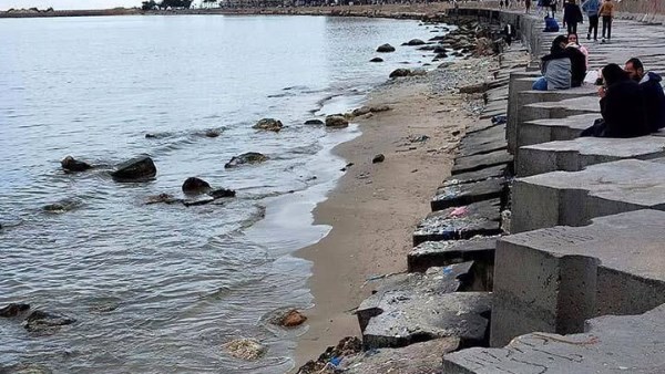 انحسار مياه البحر في الإسكندرية