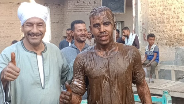 «التحويطة» الحمراء وقطع للحماية من الحسد.. ماذا يحدث للعريس ليلة زفافه في الأقصر؟