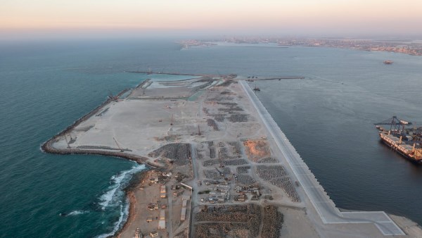 محطة تحيا مصر 2 بميناء الدخيلة.. مشروع عالمي بطاقة 1.5 مليون حاوية سنويًا لتعزيز مكانة مصر في التجارة الدولية