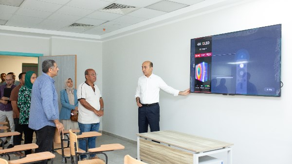رئيس جامعة دمنهور يتفقد مبنى كلية الطب