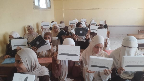  تسليم التابلت لطلاب أولى ثانوي 
