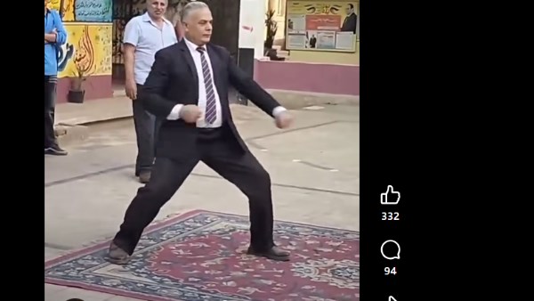 مدير مدرسة بالدقهلية يستعرض مهاراته في الفنون القتالية 