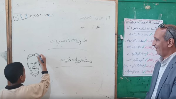تلميذ يرسم مدير الإدارة التعليمية