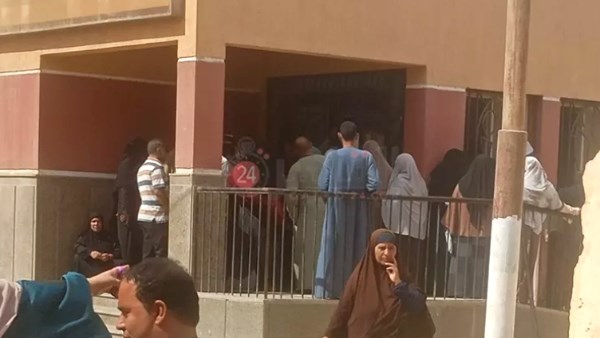 إصابة مواطن على يد باب مكتب الشؤون الاجتماعية بالفيوم