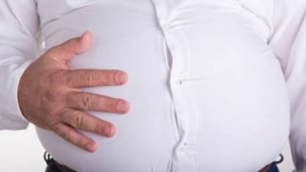 بطنك منتفخة كل يوم؟ 7 أسباب غير الأكل لا تتجاهليها 