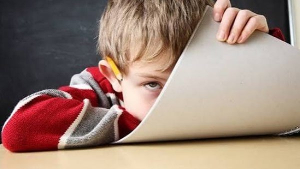 ابنك مش بيركز في المذاكرة؟ أخطاء شائعة بتشتت انتباهه 