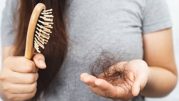 شعرك بيتساقط أكتر مع تغير الفصول؟ متى يستدعي القلق؟ 