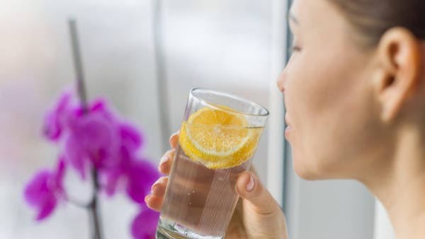 ماذا يحدث للجسم عند شرب ماء الليمون كل صباح؟ فوائد وأضرار لا تتجاهليها 