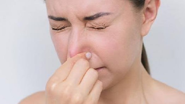 ماذا يحدث للجسم عند حبس العطس؟ 