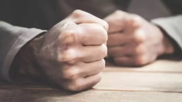 ليه بتتضايقي من أبسط كلمة رغم إن يومك كان عادي؟ أسباب نفسية وراء سرعة الانفعال 