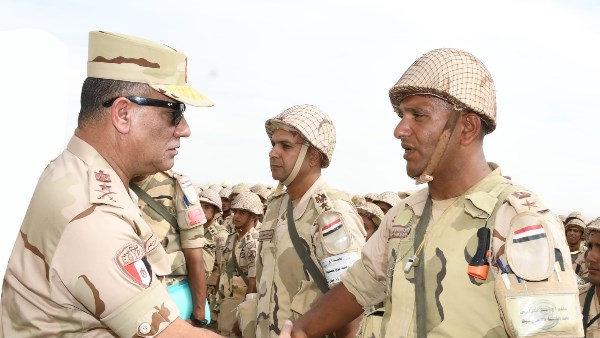 وزير الدفاع يشهد تنفيذ المرحلة الرئيسية للمشروع التكتيكي بجنود بالذخيرة الحية لإحدى وحدات الجيش الثاني الميداني.. فيديو وصور
