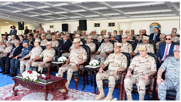 وزير الدفاع يشهد إجراءات تفتيش الحرب لأحد تشكيلات المنطقة الشمالية العسكرية