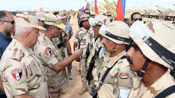 وزير الدفاع يشهد إجراءات تفتيش الحرب لأحد تشكيلات المنطقة الشمالية العسكرية