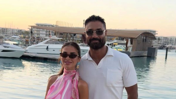 زوجة كريم فهمى تكشف عن إناقتها الملفتة 
