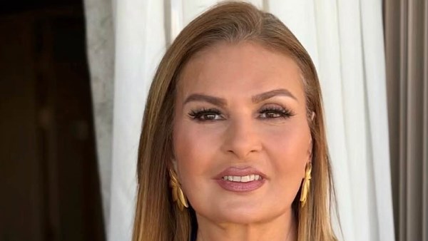 يسرا تتألق بفستان صيفي حمالات يجمع بين الفخامة و الإناقة