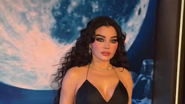 إطلالة جريئة لـ هيفاء وهبي تجمع بين الجرأة و الاناقة