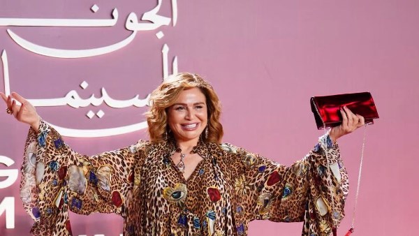 إطلالات النجمات في رابع أيام مهرجان الجونة .. الأزرق الملكي والأسود ونقوش الفضي تتصدر المشهد