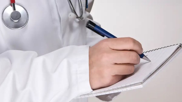 «صحة الطفل أهم من الختم الإداري».. طلب إحاطة برلماني بشأن الأعذار المرضية للطلاب